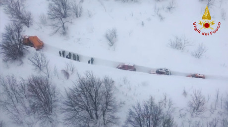Italie : des sauveteurs affrontent des montagnes de neige pour gagner le lieu de l’avalanche (VIDEO)