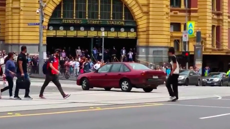 Melbourne : un véhicule fonce dans la foule faisant trois morts, piste terroriste écartée (VIDEOS)