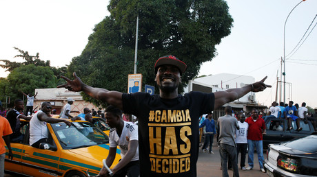 Des Gambiens descendent dans les rues de la capitale Banjul pour célébrer l'investiture du nouveau président Adama Barrow à Dakar tandis que la fin de l'ère Jammeh semble s'achever.
