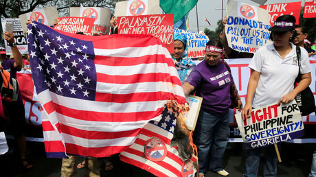 Des manifestants philippins, hostiles à la politique américaine et au président Donald Trump, se sont rassemblés devant l'ambassade américaine à Manille. 