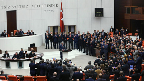 Turquie : le Parlement approuve un renforcement des pouvoirs du président Erdogan