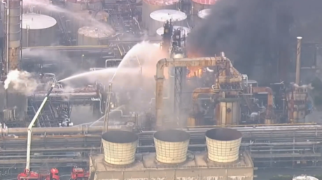 Japon : une usine chimique ravagée par un gigantesque incendie (VIDEO)