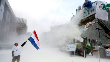 Des agriculteurs déclenchent une tempête de lait en poudre devant le Conseil européen à Bruxelles 