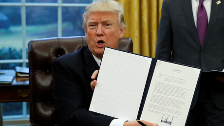 Donald Trump brandit l'odre executif de sortie des Etats-Unis du TPP