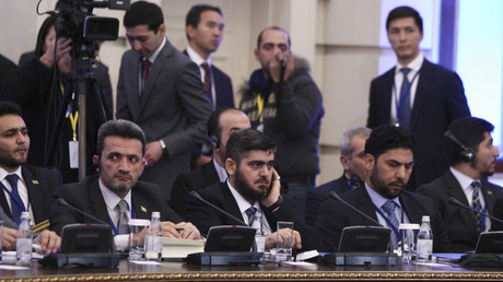 Au centre, Mohammed Allouche, à la tête de la délégation de l'opposition syrienne