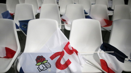 Un drapeau avec le logo du Parti socialiste posé sur des chaises à l'occasion d'une réunion à La Rochelle.