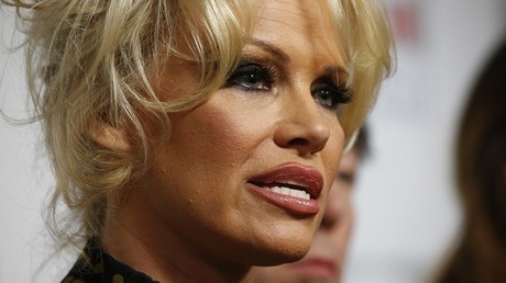 Pamela Anderson vient soutenir les réfugiés de Calais et Grande-Synthe