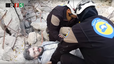 Les Casques blancs simulent l'évacuation d'un blessé lors d'une opération militaire en Syrie 