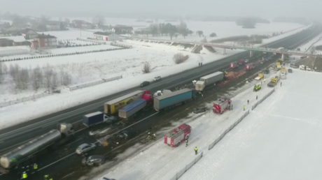 Pologne : un drone filme les dégâts provoqués par un carambolage impliquant plus de 60 véhicules