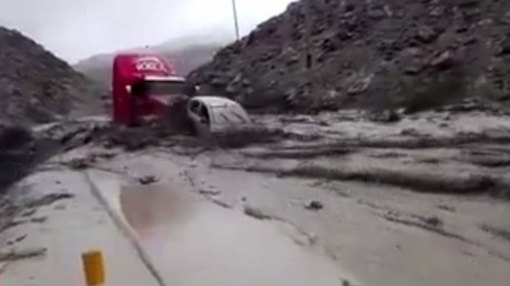 Inondations au Pérou : des torrents de boue emportent des voitures (VIDEO)