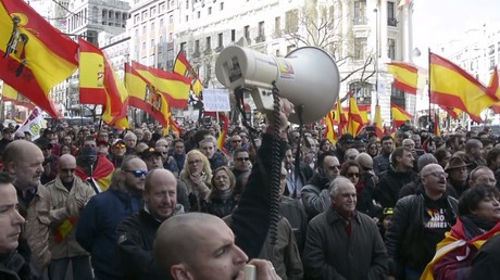 Espagne: un millier d’activistes d’extrême droite manifestent contre l’indépendance catalane (VIDEO)