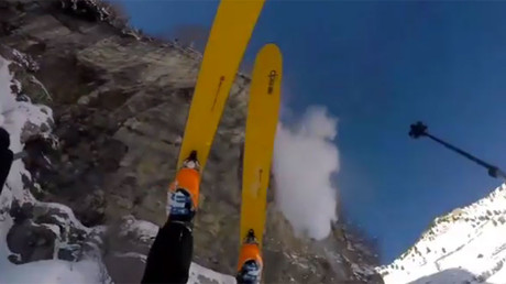 En pleine descente, un skieur fait une chute vertigineuse de 50 mètres (VIDEO)