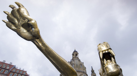 Une sculpture de l'artiste Rainer Opolka, représentant un loup effectuant un salut nazi, à Dresde (Allemagne), en mars 2016 (Photographie d'illustration)
