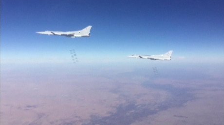 Des avions militaires russes Tu-22M dans le ciel syrien près de la ville de Deir ez-Zor.