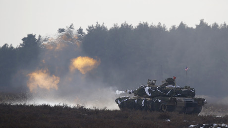 Un tank américain Abrams M1 fait feu durant l'entrainement militaire sur la base de Zagan en Pologne, le 30 janvier
