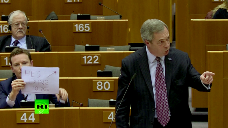 «Il vous ment» : un député européen brandit un panneau pendant un discours de Nigel Farage (VIDEO)