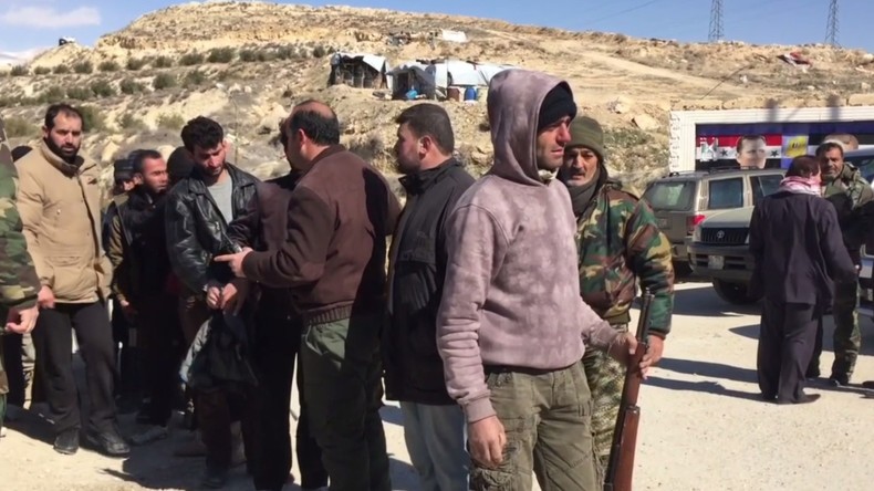 Syrie : des rebelles rendent les armes par centaines près de Damas (VIDEO)
