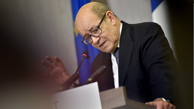 Ils se font (encore) passer pour Le Drian et arnaquent un industriel pour des millions d’euros