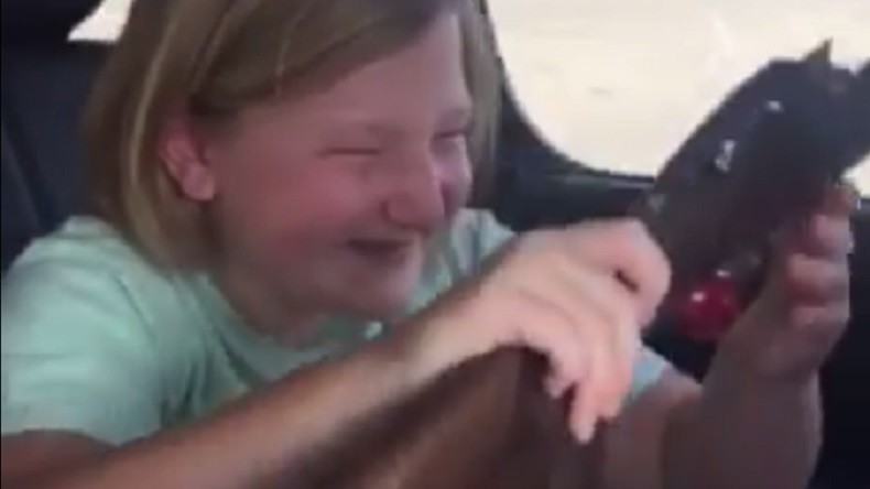 «Touchant» ? Une petite américaine pleure de joie en déballant son tout nouveau… shotgun (VIDEO)