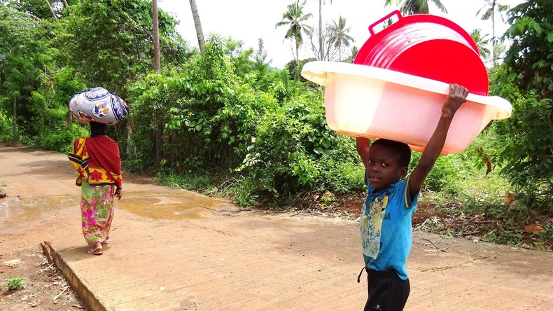 Sans eau depuis mi-décembre, les habitants de Mayotte sont à bout de nerfs