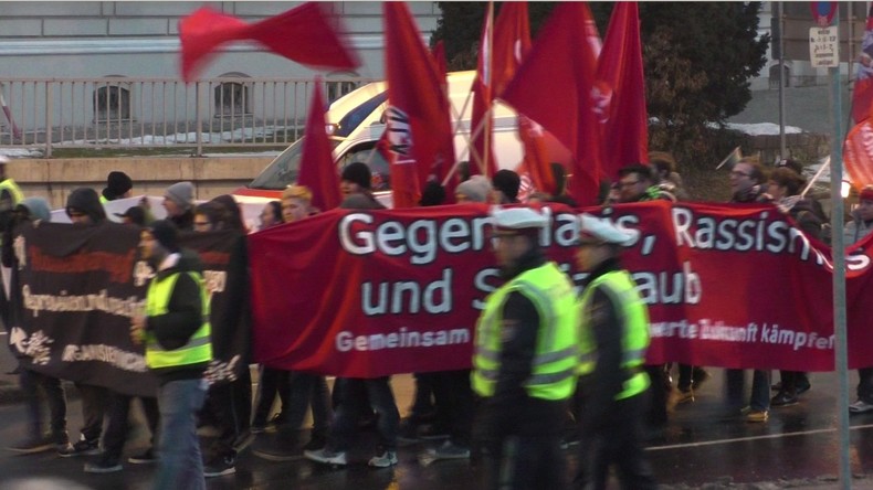 Autriche : 1000 manifestants contre le bal annuel de l’extrême droite à Linz (VIDEO)