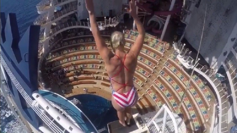 Même pas peur ! Une plongeuse saute de 16 mètres de haut dans une piscine ultra-profonde (VIDEO)
