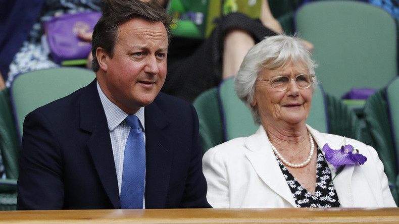 La mère de David Cameron reçoit un prix pour sa lutte contre les mesures d'austérité... de son fils
