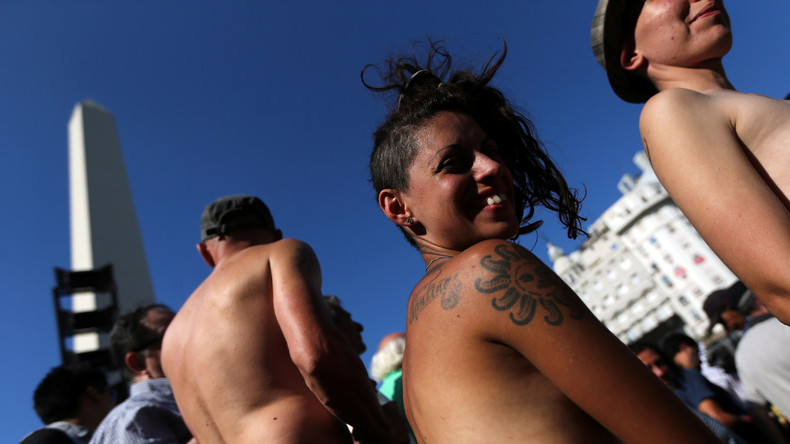 Des femmes défilent seins nus à Buenos Aires pour le droit de bronzer topless à la plage (IMAGES)