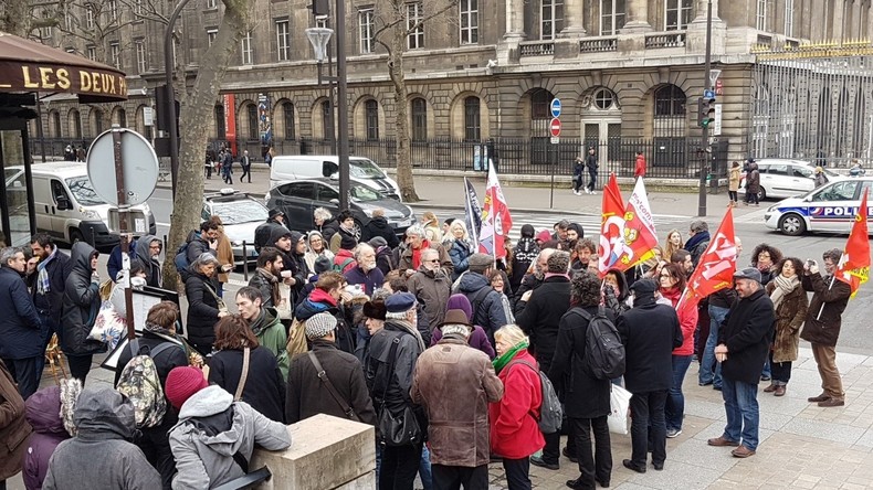 Un «procès très politique» à Paris de militants poursuivis pour des «dégradations» devant le MEDEF
