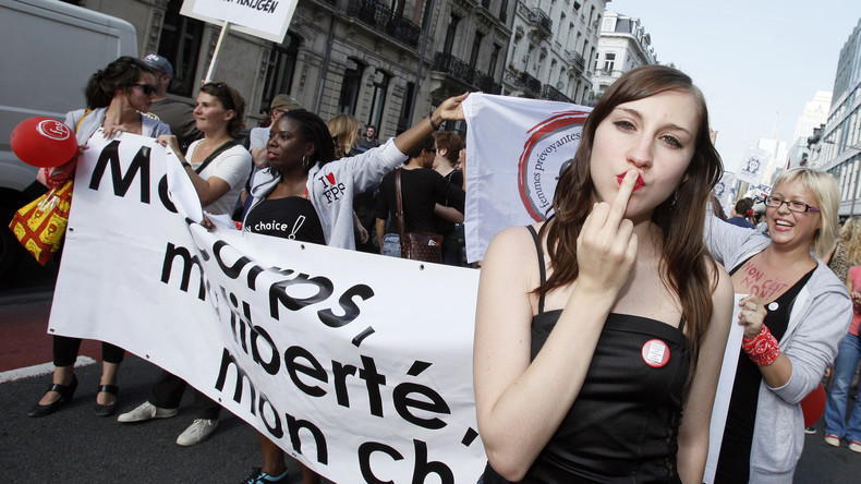 Bruxelles : quand une marche aux flambeaux féministe dégénère (IMAGES)