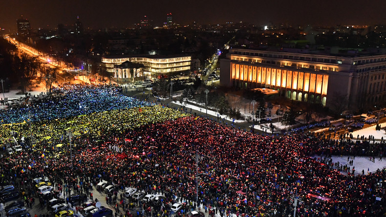 Roumanie : 80 000 manifestants exigent la démission du gouvernement (VIDEO)