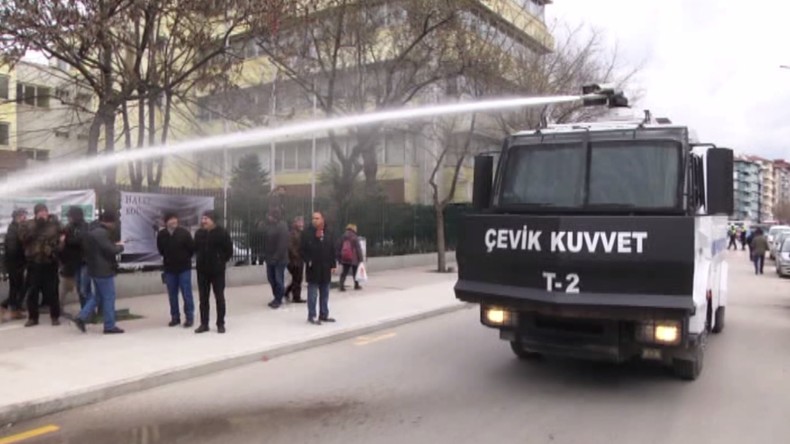 Turquie : manifestation violemment réprimée à l’aide de canons à eau à Izmit (VIDEO)