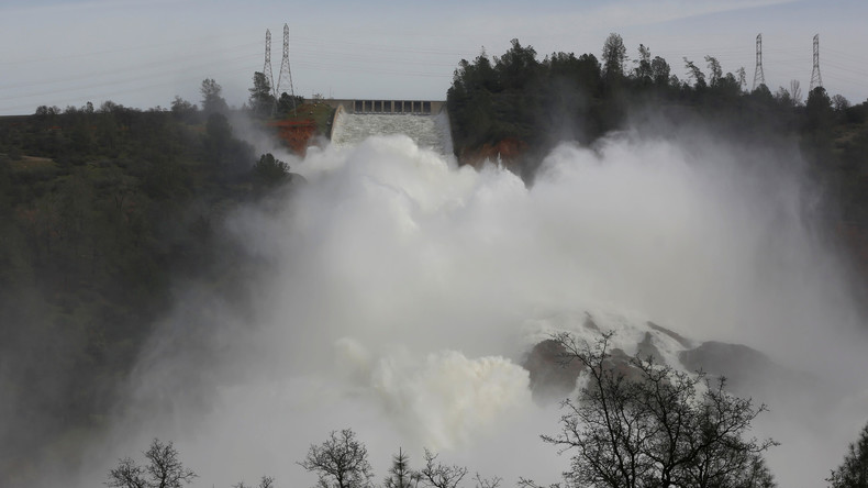 Les images époustouflantes des eaux s’échappant du barrage d’Oroville