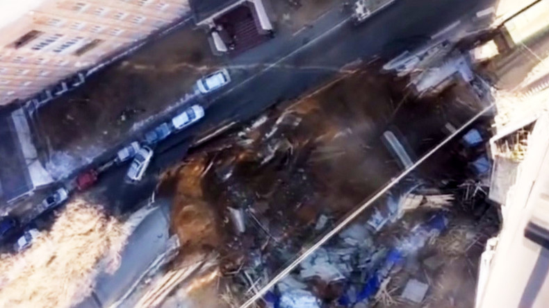 Russie : un énorme gouffre avale la moitié d’une rue (VIDEO)