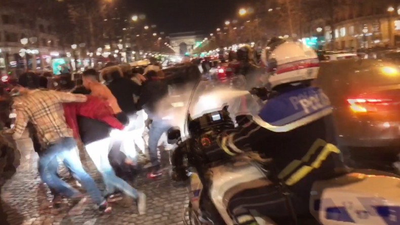 Une douche de gaz lacrymogène disperse les supporters de PSG sur les Champs-Elysées (VIDEO)