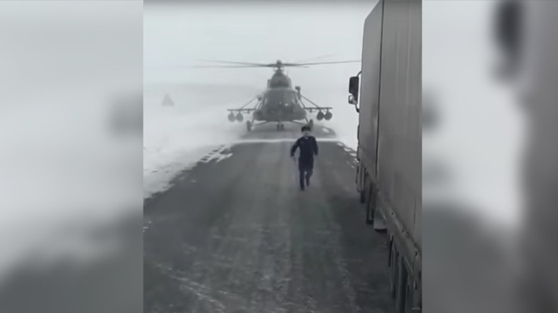 «C'est où la ville ?» : un hélicoptère atterrit sur une autoroute pour demander son chemin (VIDEO)