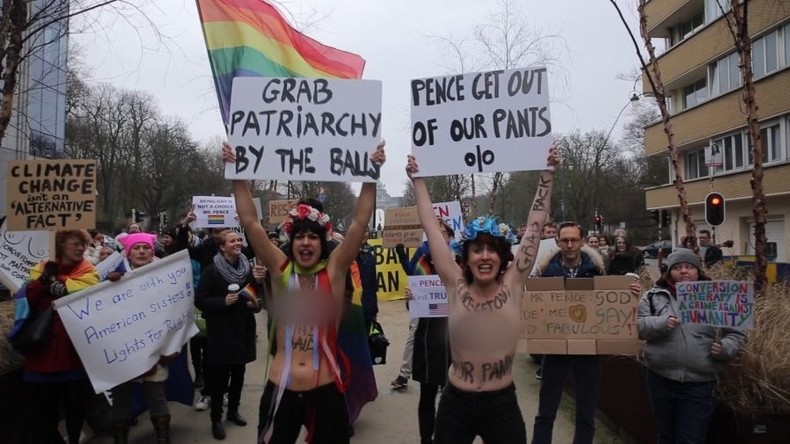 Défilé, des activistes seins-nus en tête, contre la visite de Mike Pence à Bruxelles (VIDEO)