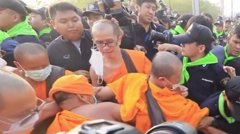 Thaïlande : moines et policiers en viennent aux mains devant un monastère