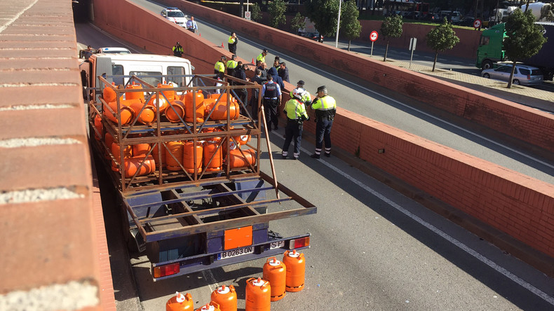 Un camion chargé de bonbonnes de gaz arrêté par des tirs de policiers à Barcelone (VIDEO)