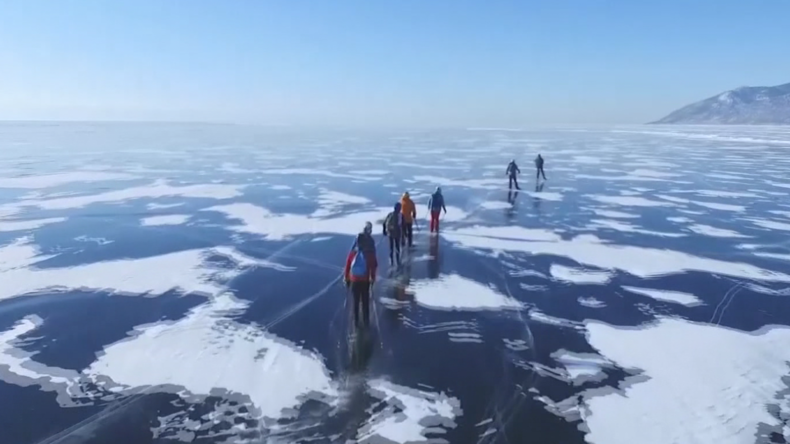 En patins à glace et en vélo, ils ont bravé la «Tempête glaciale» de 205 km sur le lac Baïkal