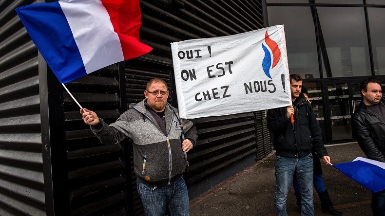 «Chez nous» : à Hénin-Beaumont, des militants frontistes protestent contre le film anti-FN