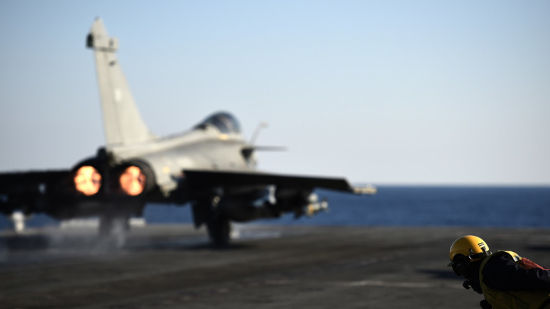 La question d'un deuxième porte-avions français «peut se poser», selon Le Drian