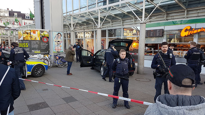 Un conducteur armé d'un couteau fonce dans la foule en Allemagne, tuant une personne
