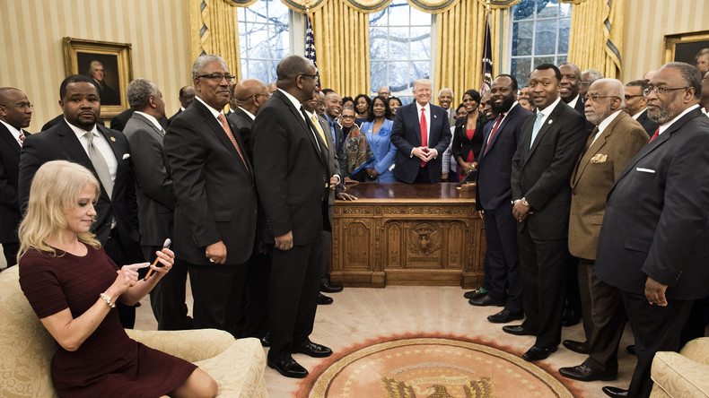 A genoux dans le bureau ovale de la Maison Blanche, Kellyanne Conway enflamme la toile