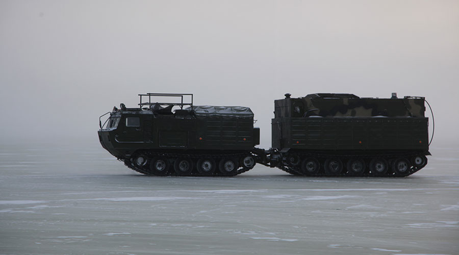 -30°C sur une mer de glace : les images du périple arctique d'un convoi militaire russe