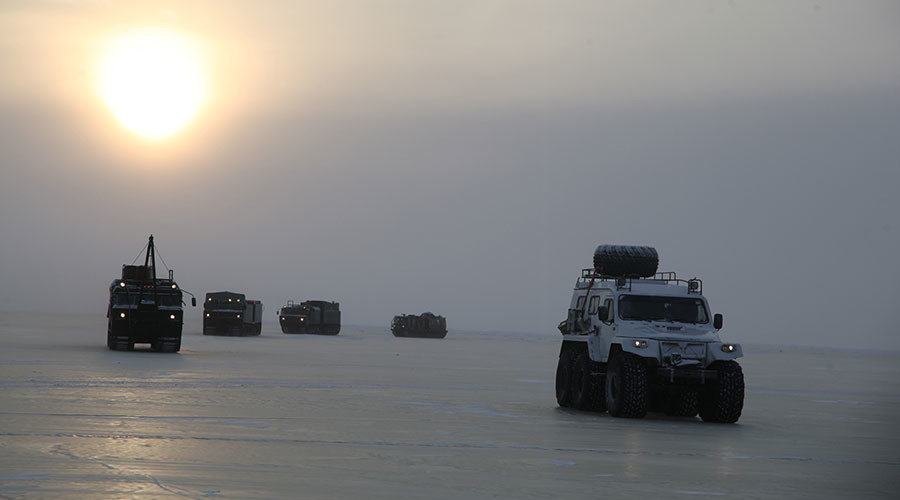 -30°C sur une mer de glace : les images du périple arctique d'un convoi militaire russe