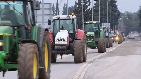 Grèce : les agriculteurs font défiler leurs tracteurs contre l’austérité à Thessalonique (VIDEO)