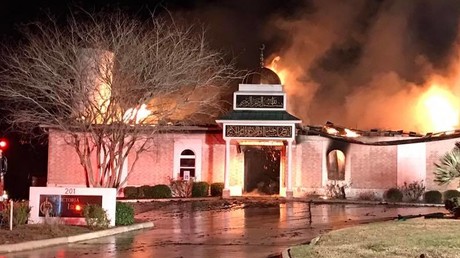 Leur mosquée brûlée, les musulmans sont invités par la communauté juive à prier dans la synagogue