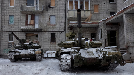 Les chars des forces gouvernementales dans un quartier de la ville d'Avdievka
