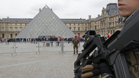 Premières images du Louvre après l'attaque contre un militaire (VIDEO)